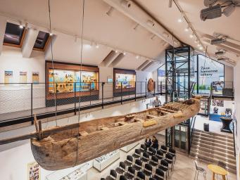 Objevte nové expozice v Archeoparku pravěku Všestary a zažijte atmosféru večerních prohlídek!