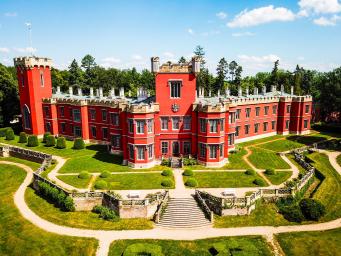 Začíná obnova hospodářského dvora zámku Hrádek u Nechanic