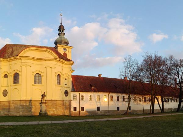 Z Hradce Králové do Smiřic k zámecké kapli